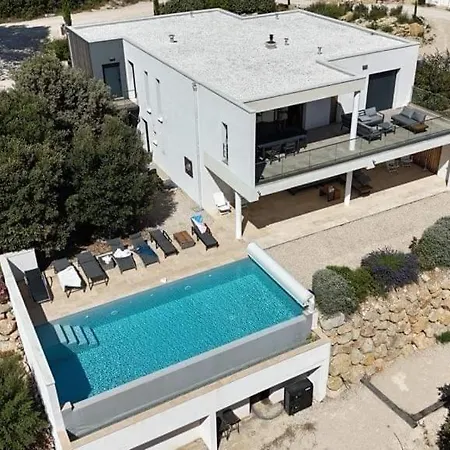 Villa A Mont Nos Hotes 2 *
